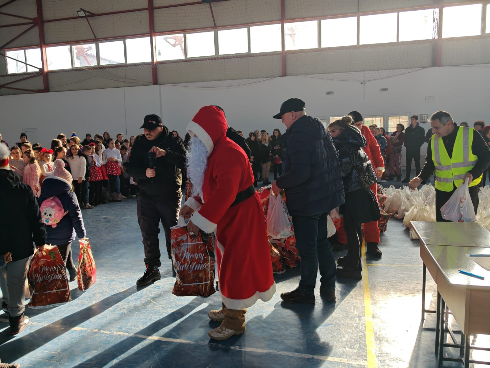 Moș Crăciun a ajuns cu daruri şi la sinistrații gălățeni
