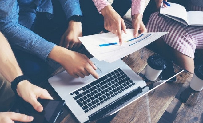 Funcționari publici țin contabilitatea, ilegal, pentru firme sau primării