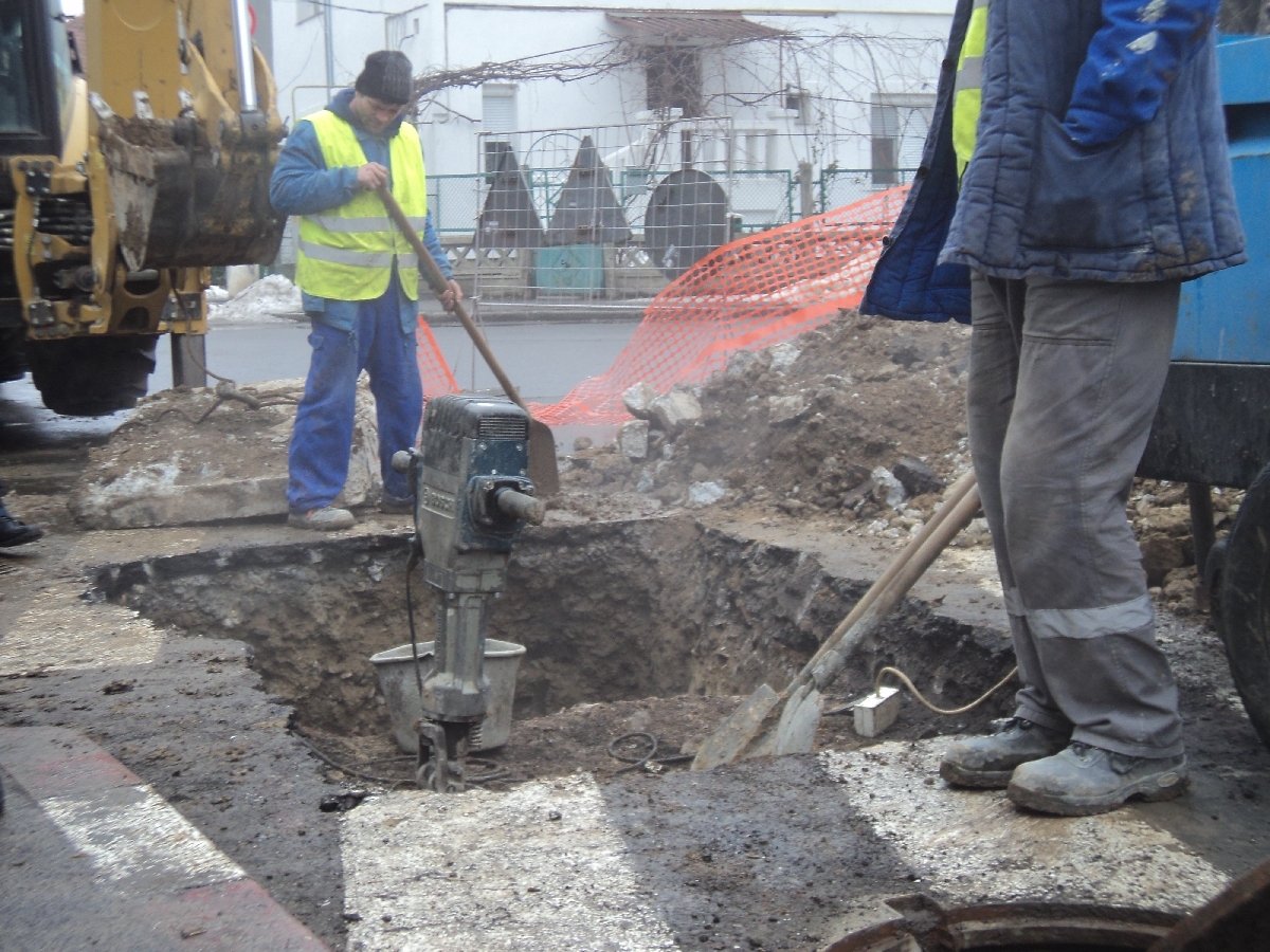 Avarie CET în centrul oraşului/ Mai multe blocuri, case şi instituţii nu primesc apă caldă şi căldură