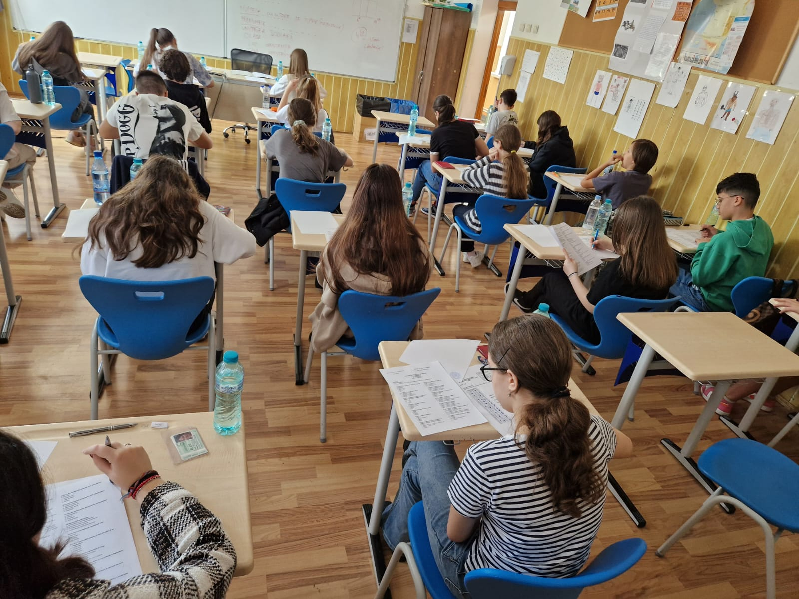 Şcoala reîncepe luni, 28 aprilie, dar uniformele cam rămân în cui