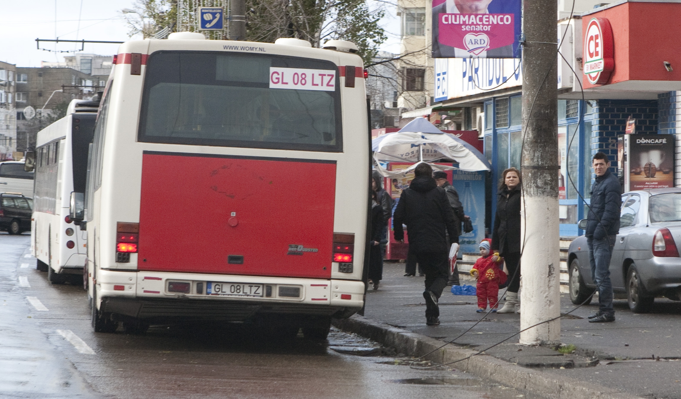 Unde sunt refugiile de altădată? Lăsaţi cu ochii în ploaie în staţiile de autobuz