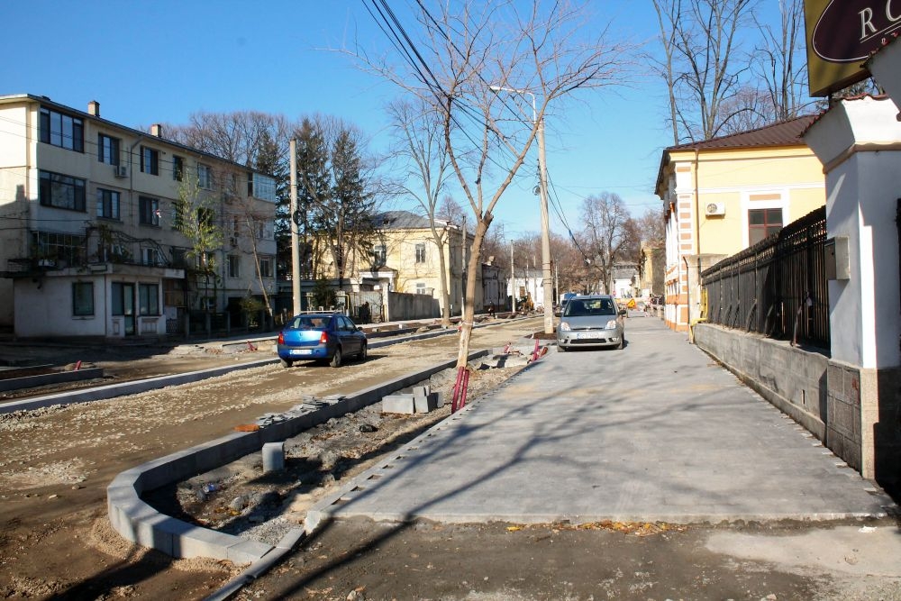 Lucrările de pe strada Mihai Bravu avansează/ Ce caută o bordură în mijlocul străzii Mihai Bravu?