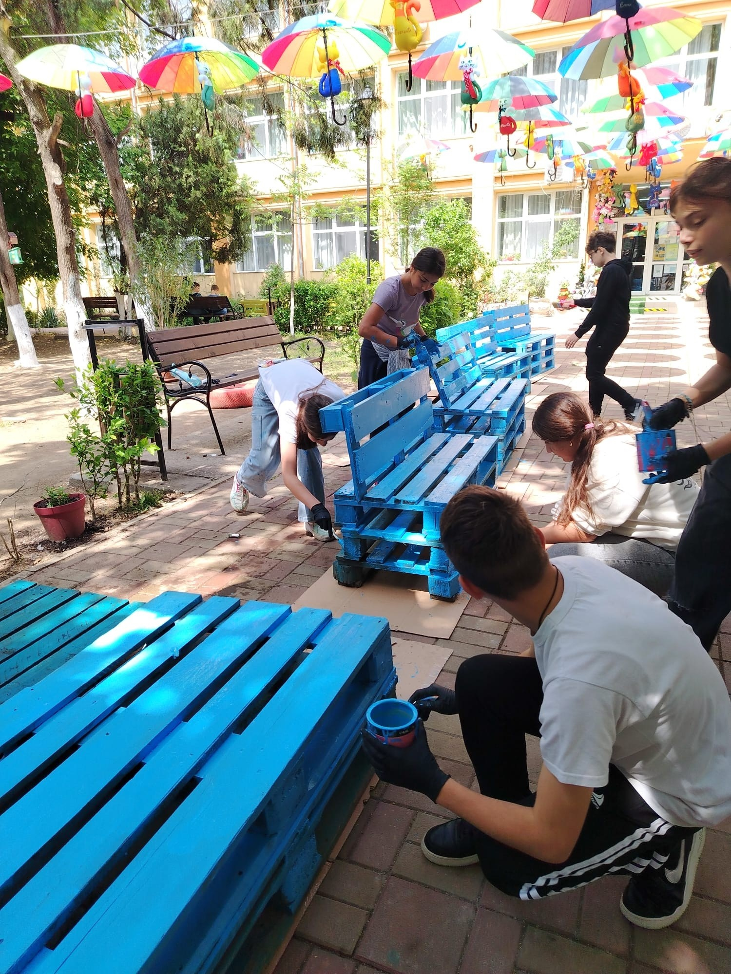 Curtea Școlii Nr. 7 din Galați, înfrumusețată de elevi