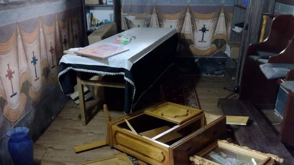 Biserică spartă pentru banii de lumânări și o sticlă de ulei