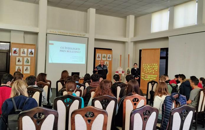 Elevii gălăţeni, preveniţi despre fenomenul cyberbullying