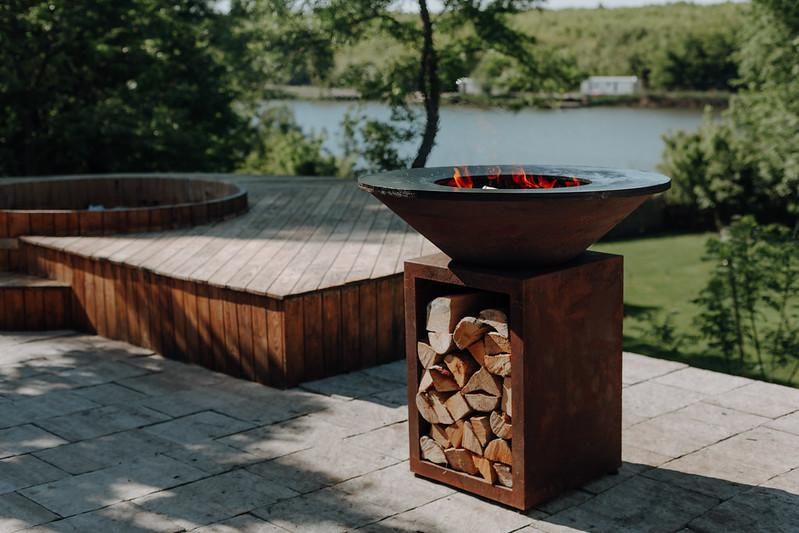 Vrei un plus de savoare mâncării pregătite pentru cei dragi? Încearcă gătitul pe cuptorul cu lemne!