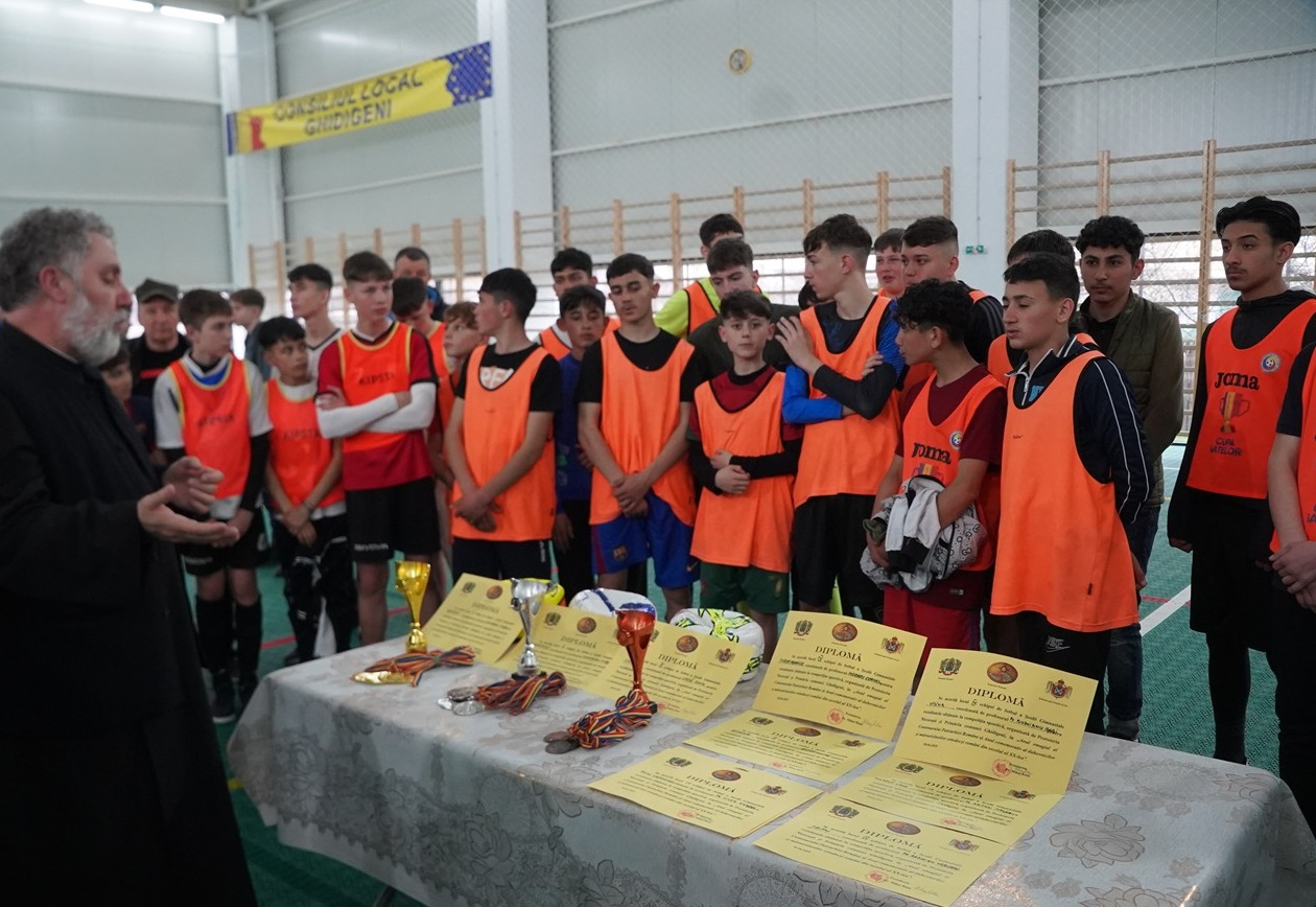 Peste 200 de copii, la Campionatul şcolar de fotbal „Tinereţe şi credinţă”