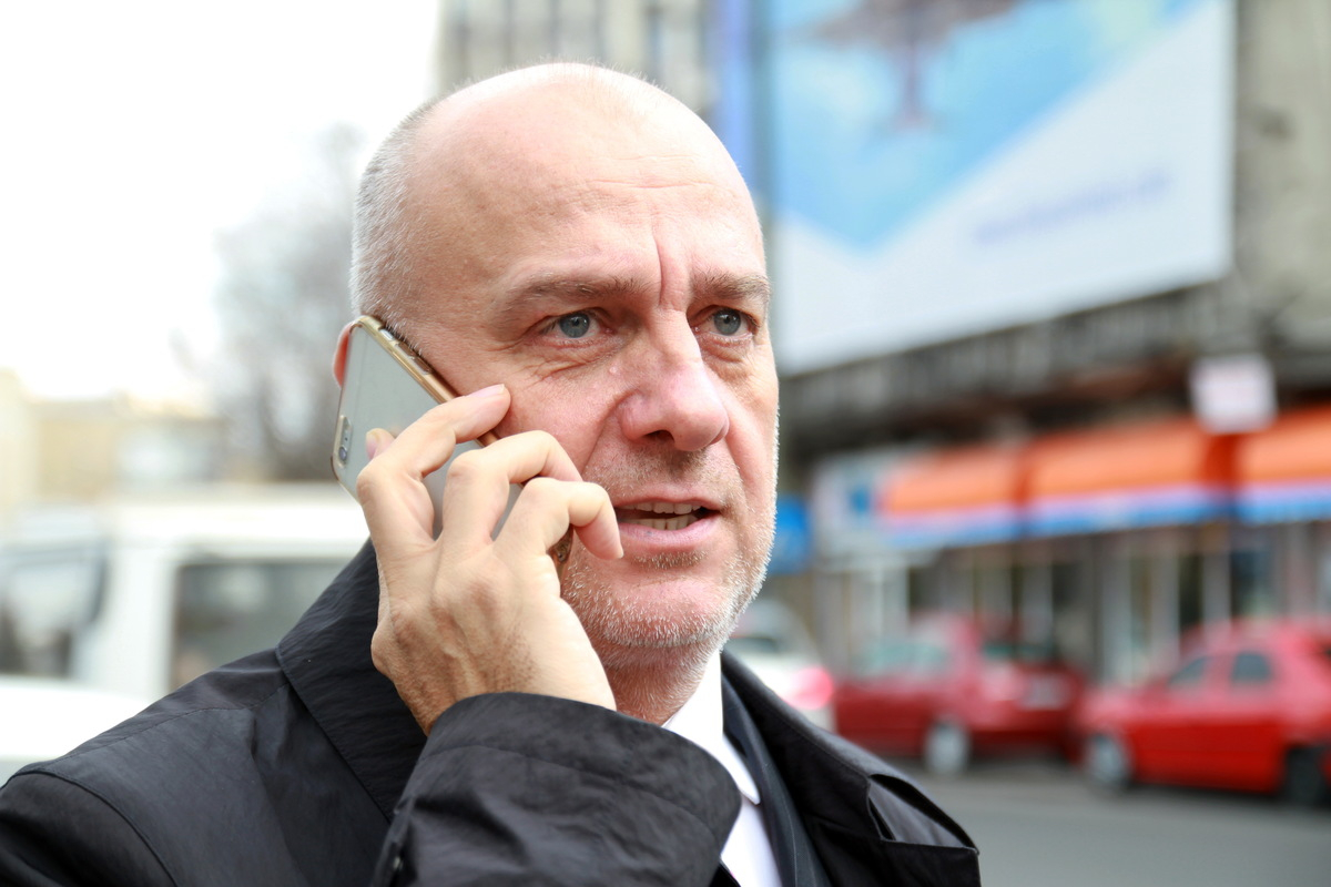 „Un etaj întreg vine la muncă după ora 10.00”