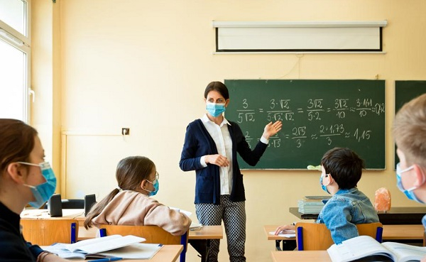 Legea stimulentelor de 2.000 de lei lunar pentru profesori, aprobată de Senat