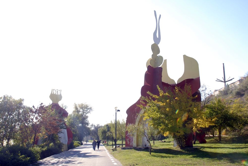 Fără cultură, nu există identitate. Un loc unic în Europa, plin de BĂLĂRII şi GUNOAIE