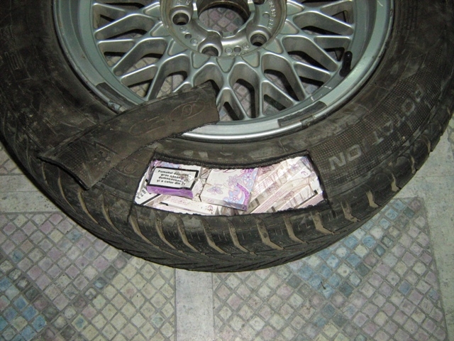 Tentativă de contrabandă / Un BMW pentru 2150 de pachete de ţigări
