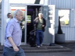 Julian Assange a ieșit din închisoarea de maximă securitate