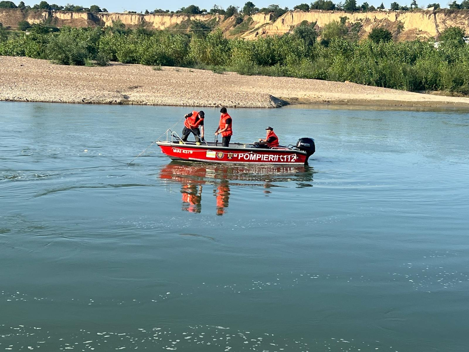 Pompierii caută în apele Siretului o persoană posibil înecată