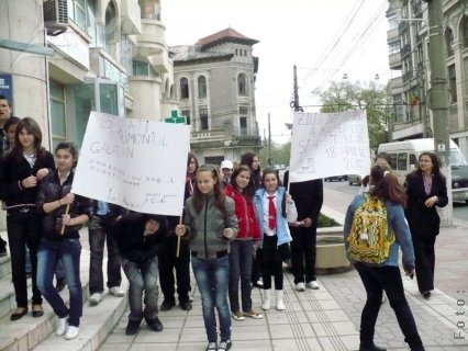 Elevii militează pentru respectarea istoriei