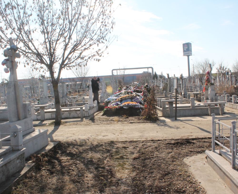 Într-un CIMITIR din Galați, LOCURI DE VECI pe alei și MORMINTE astupate de pământul gropilor alăturate