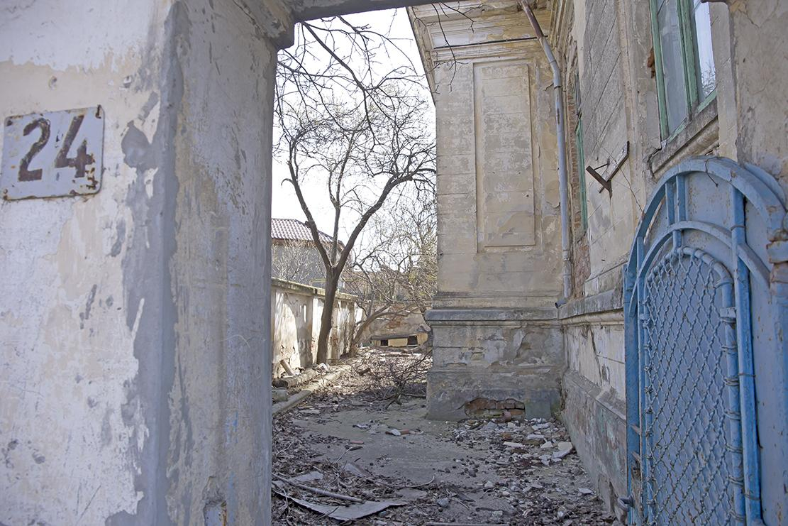 Primăria vrea să transforme o clădire abandonată în creşă