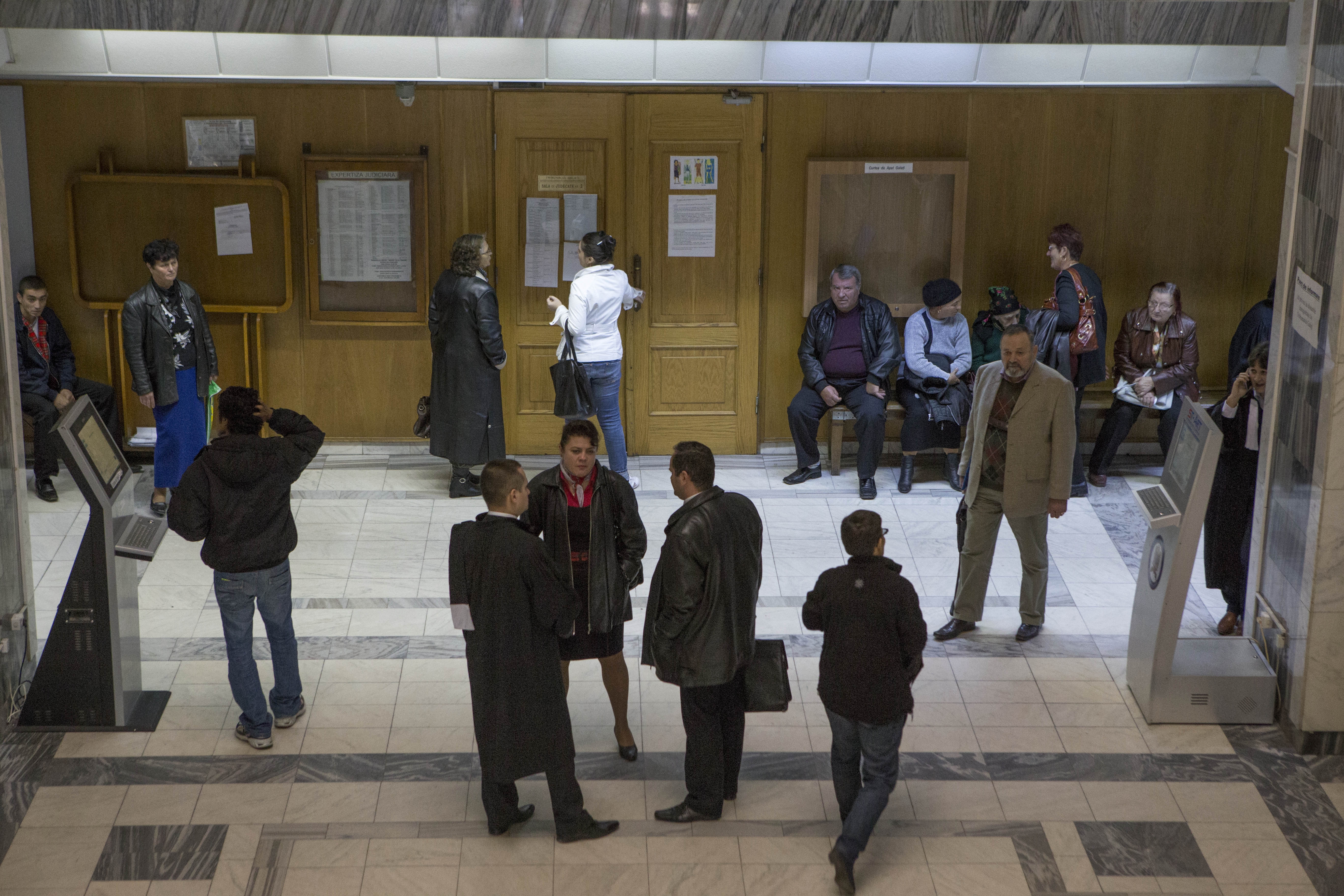 Decizie în dosarul "curcan şi caş la bac": Diplomele obţinute cu mită sunt legale