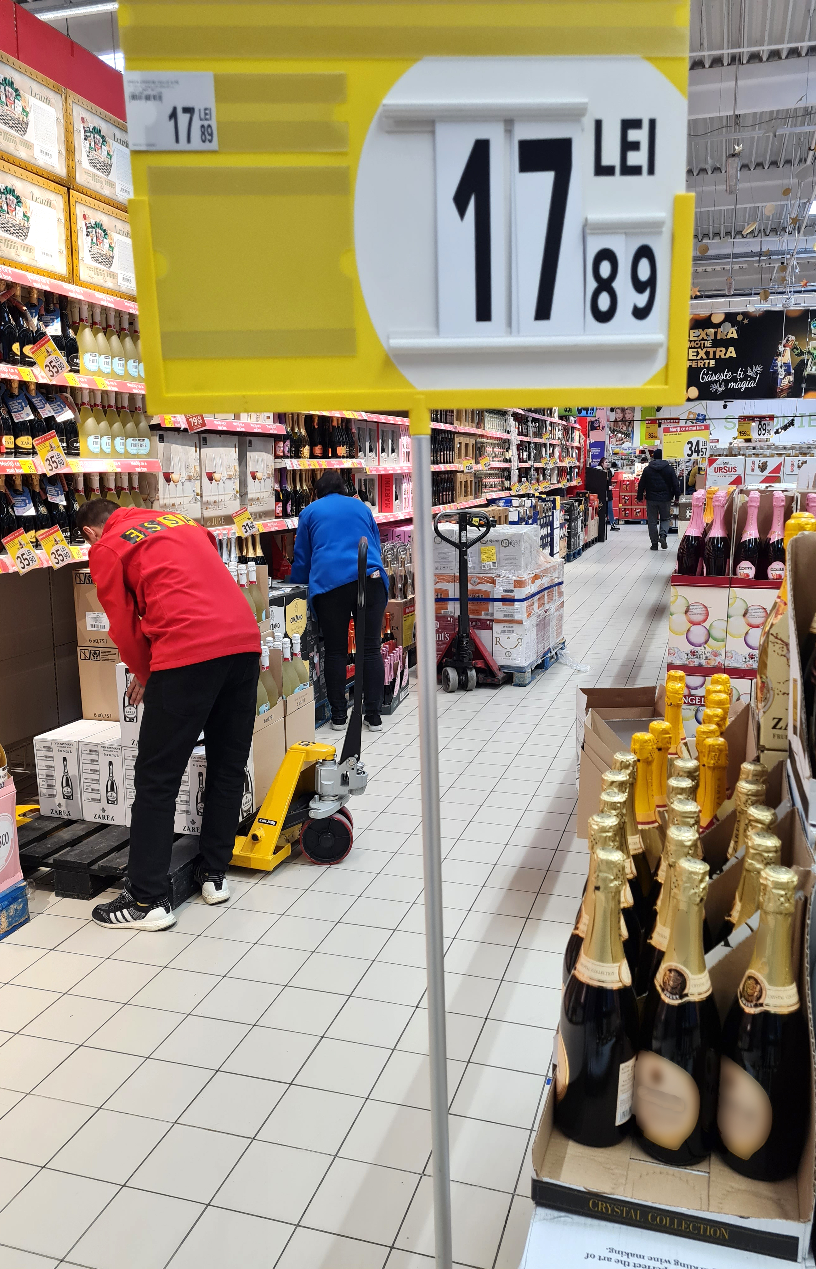 Ce bem în seara de Anul Nou şi cât ne costă. Gălăţenii iau cu asalt rafturile de băuturi