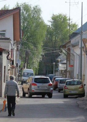 Pe strada Eroilor, fiecare parchează unde poate (FOTO)