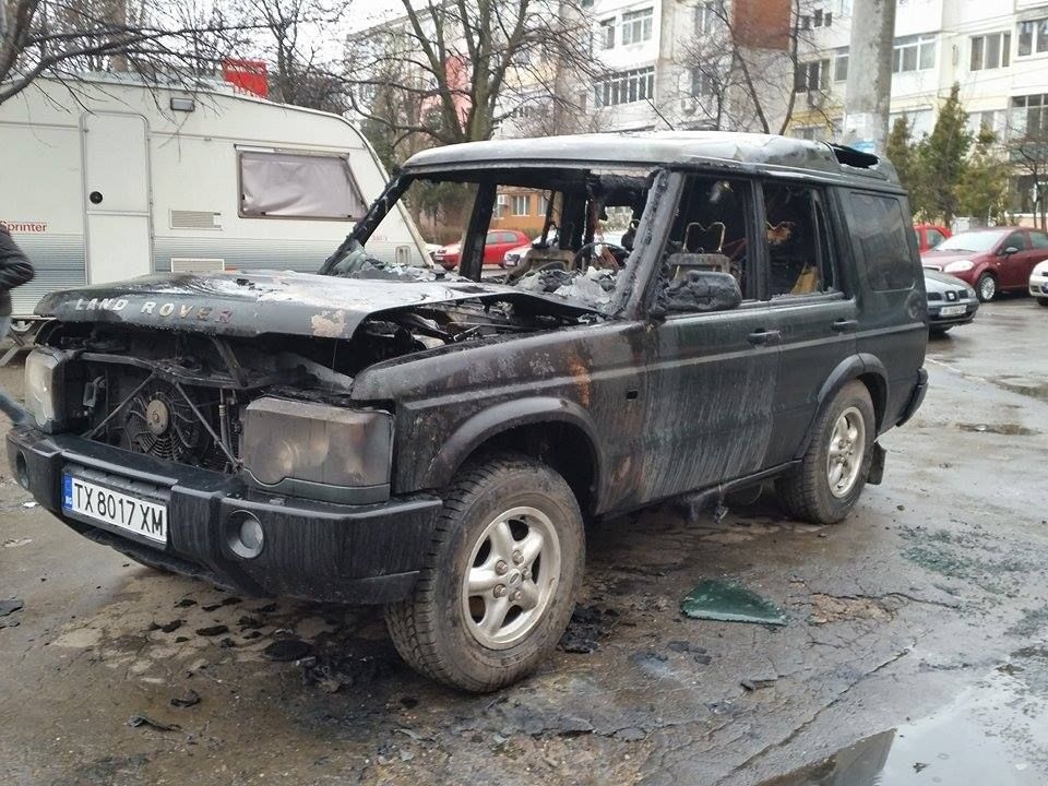 RĂZBUNARE? O maşină de teren a fost INCENDIATĂ în Ţiglina III (VIDEO)