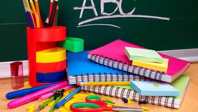 Cât scot din buzunar părinții pentru rechizite