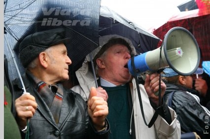 Pensionarii ies din nou în stradă 