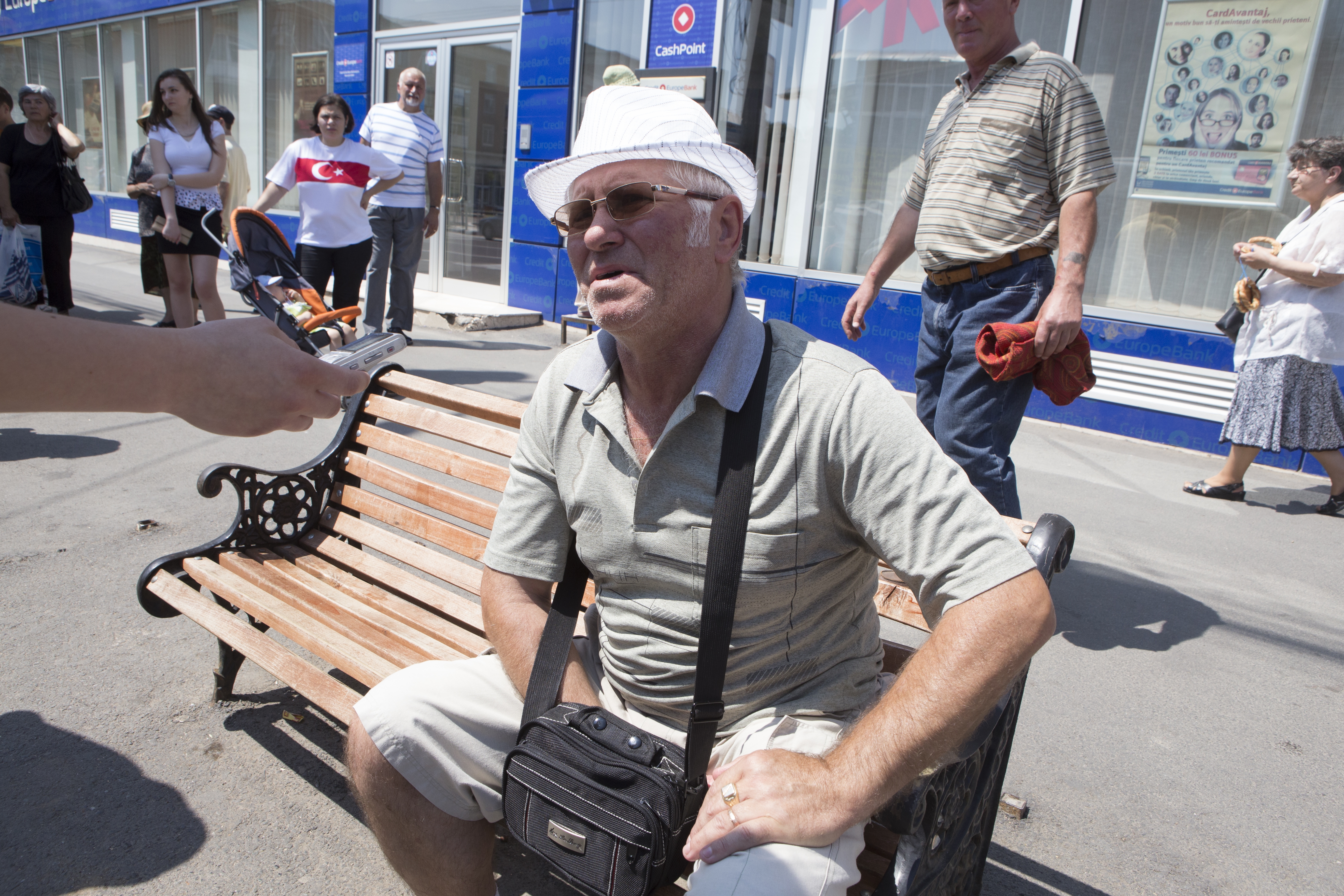 A trecut iarna, vine vara. Aşteptăm în staţii tot sub cerul liber?