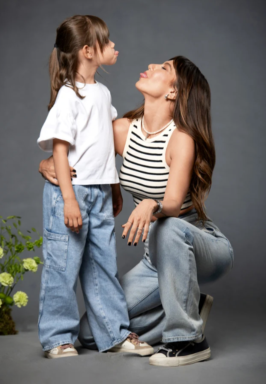 Sore şi fiica ei, Erin, filmează împreună pentru reţelele sociale