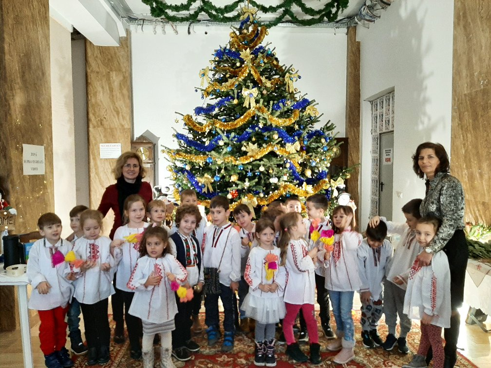 Micii colindători de la Grădinița „Elena Doamna” au spart gheaţa (VIDEO)