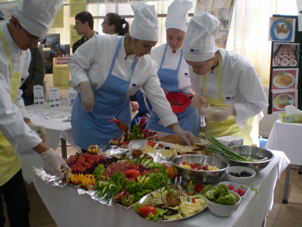 Sărbătoare cu expoziţie culinară şi premieri, la Colegiul „D. Moţoc” 
