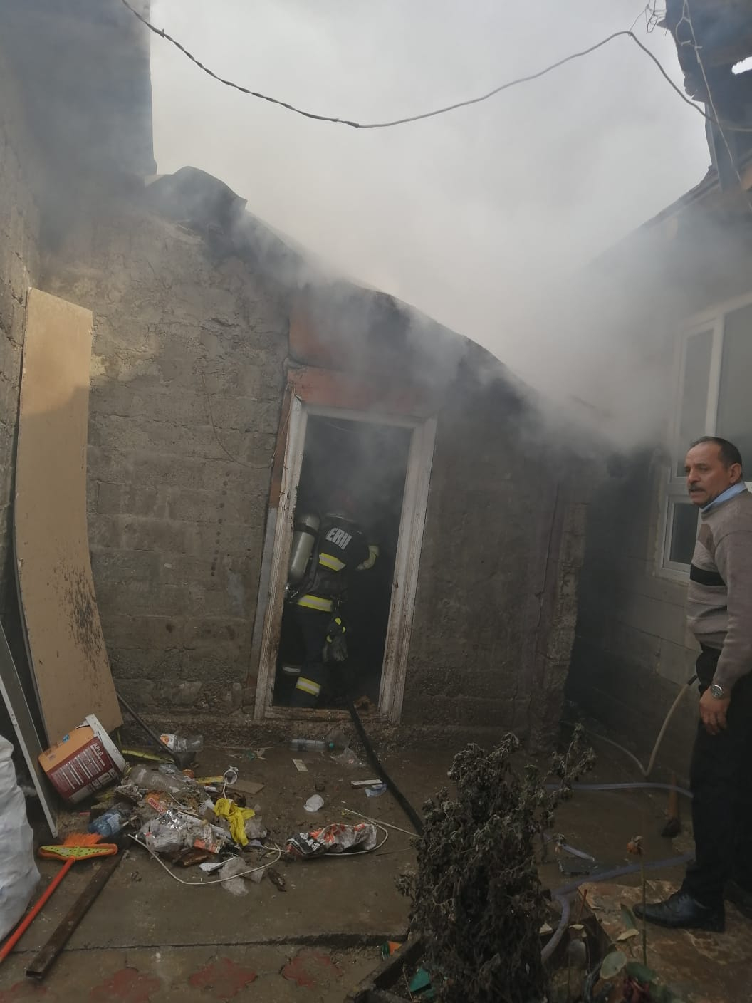 Localnicii şi-au scos din flăcări vecinul căruia i-a luat foc casa