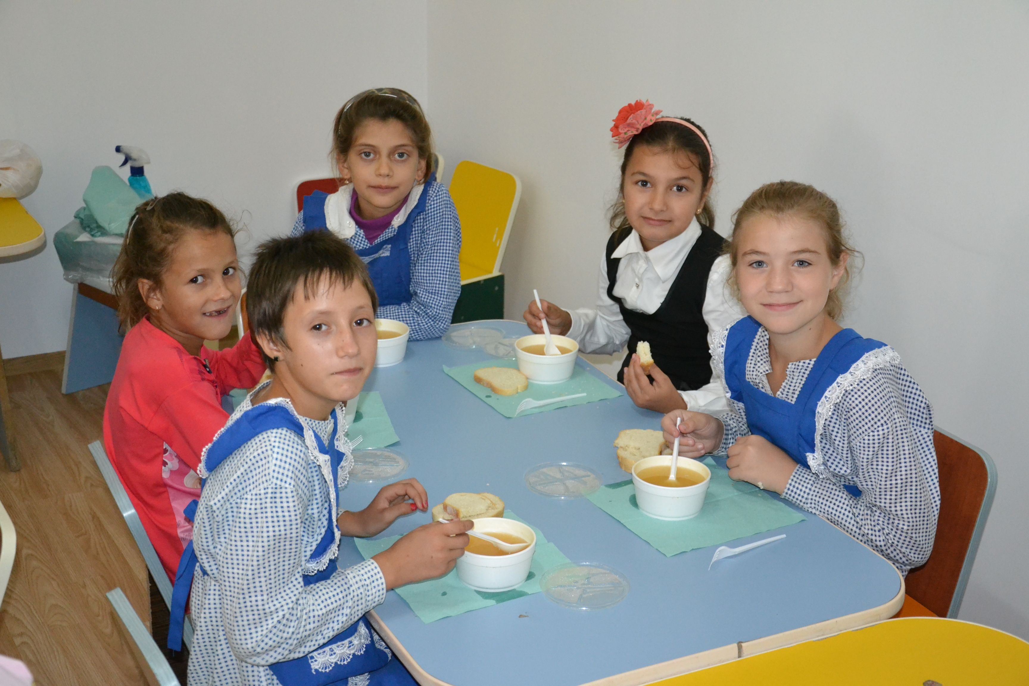 La mijlocul anului şcolar, programul MASĂ CALDĂ PENTRU ELEVI bate pasul pe loc