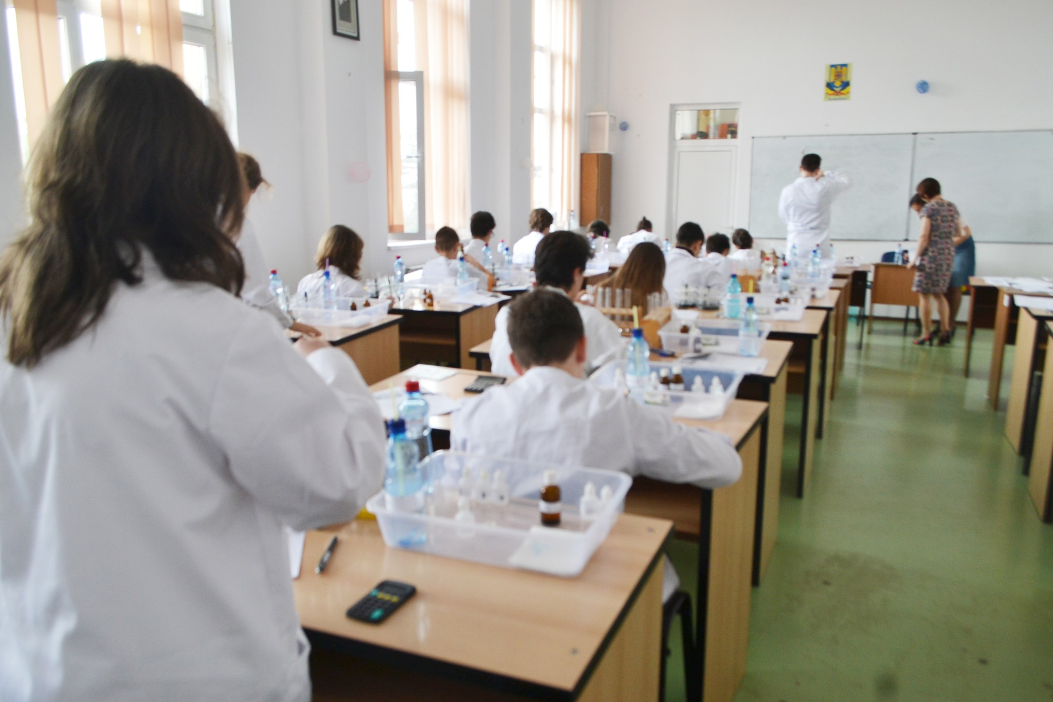 Bani de la CJ pentru un concurs național de chimie