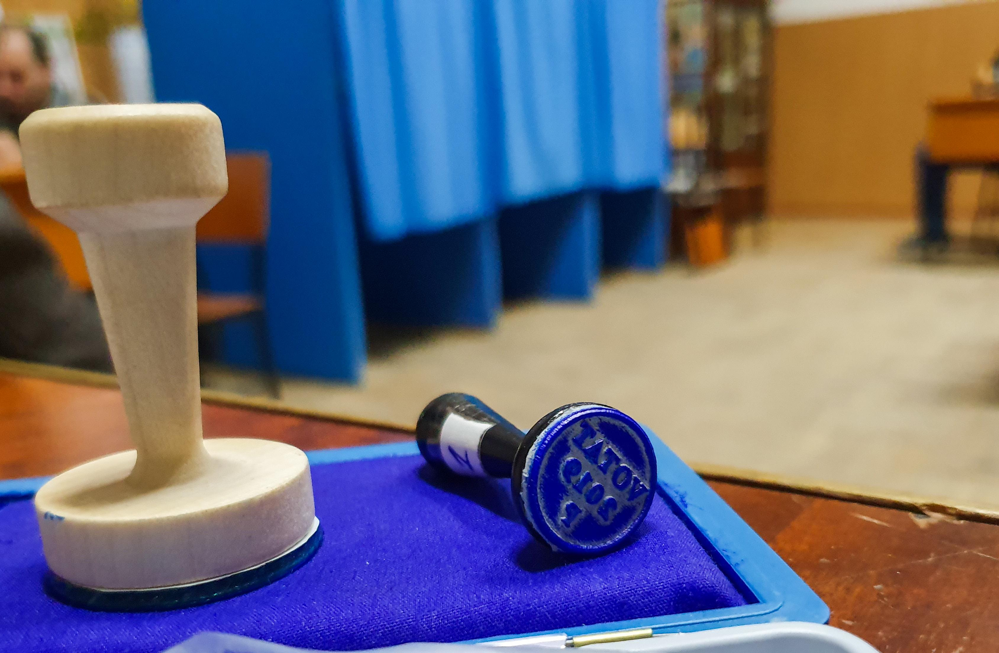 Cum votează alegătorii care au febră sau simptome respiratorii. Ghidul alegerilor locale (II)