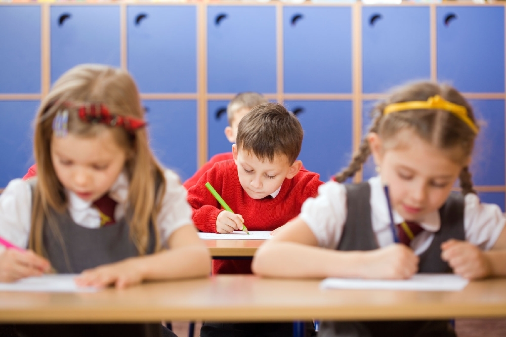 GENERAŢIA DE SACRIFICIU: ELEVI în al patrulea an FĂRĂ MANUALE pe bănci