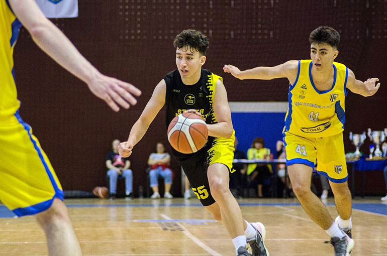 Jucător de bază în Naționala U18, transferat la CSM Galați