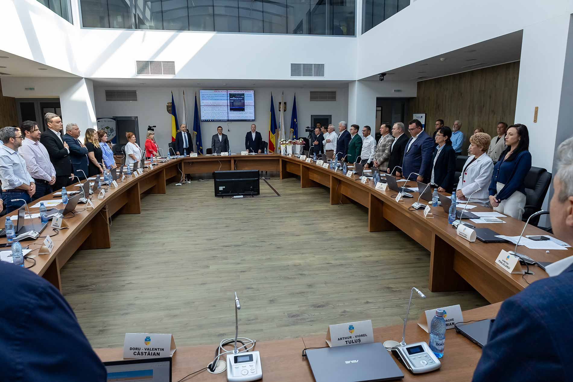 „Prostia mă enervează, indiferent în ce formă se manifestă ea!”. Șampanie și vorbe grele, în ședința de adio a Consiliului Local