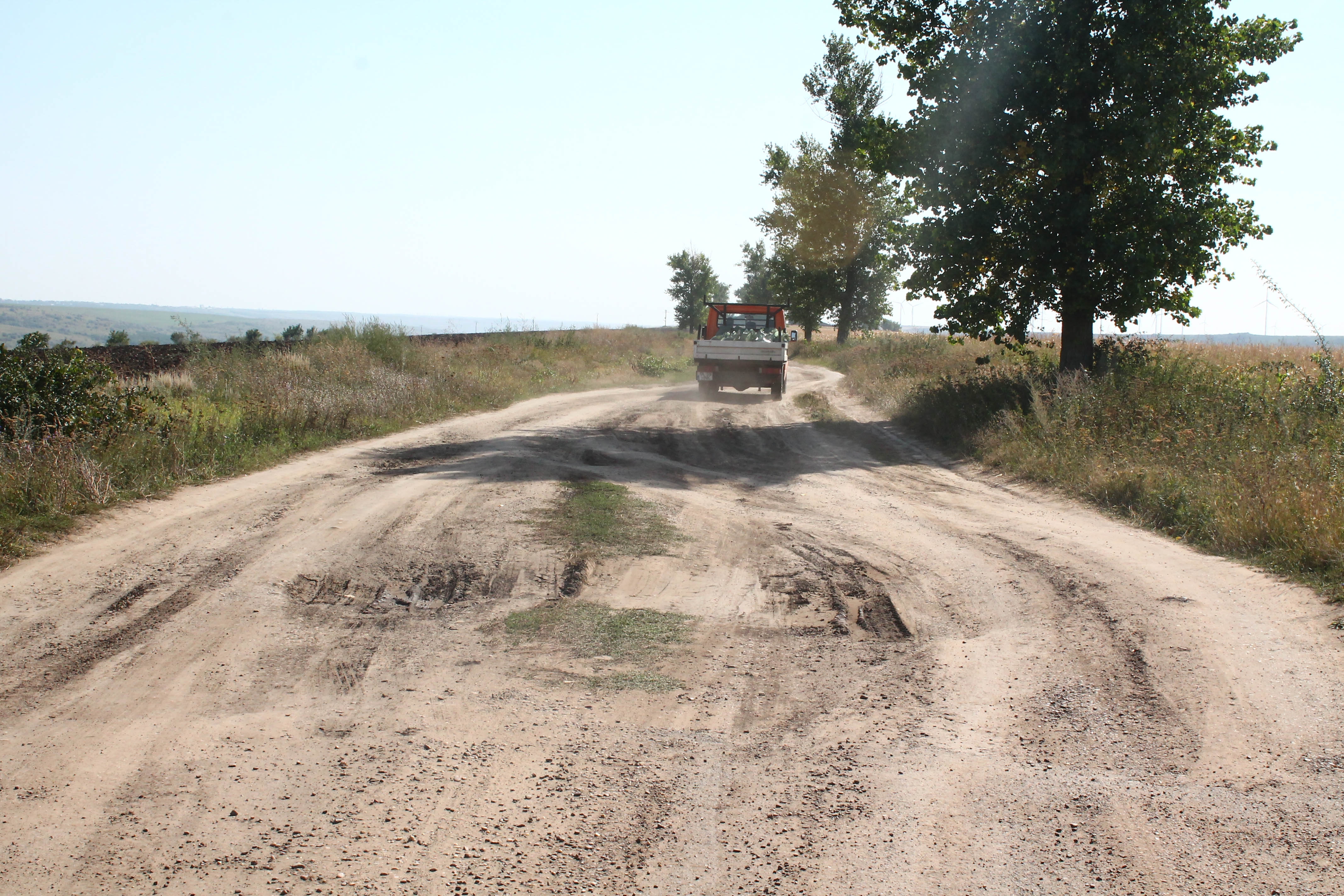 Prin hârtoape, pe drum judeţean din pământ