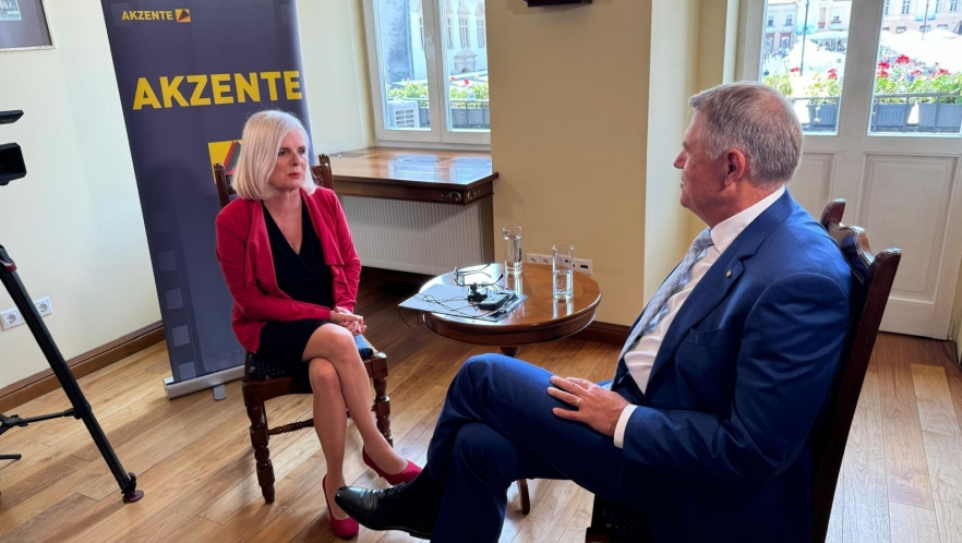 Dacă preşedintele tace, măcar sasul Iohannis dă interviuri