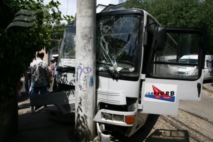 Cu Matizul în autobuz şi cu autobuzul în stâlp 