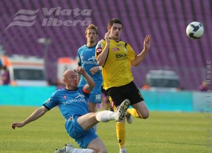 Şi bătuţi, şi cu Axente luat