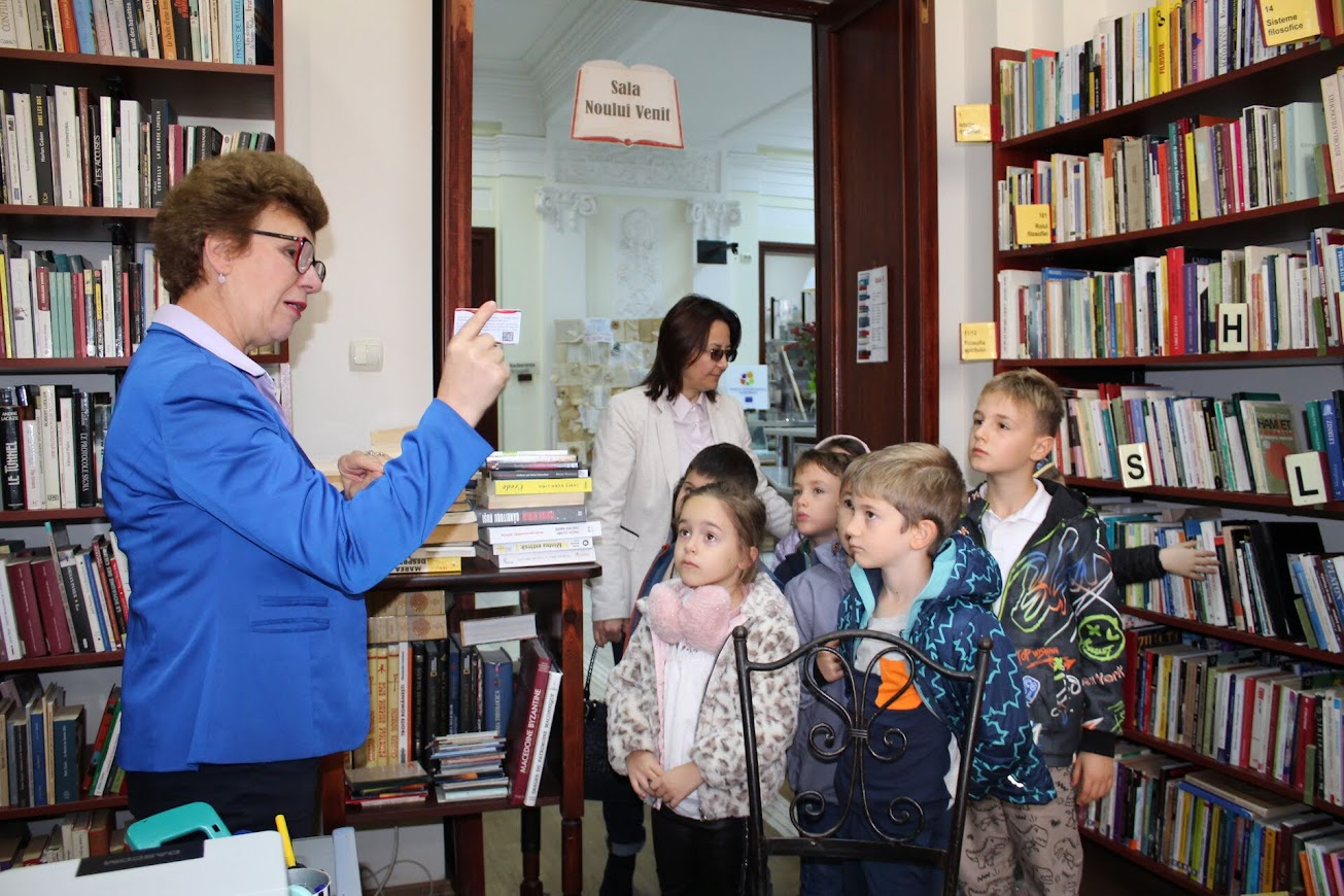 "Lumea uimitoare a slovelor", la "V.A. Urechia"