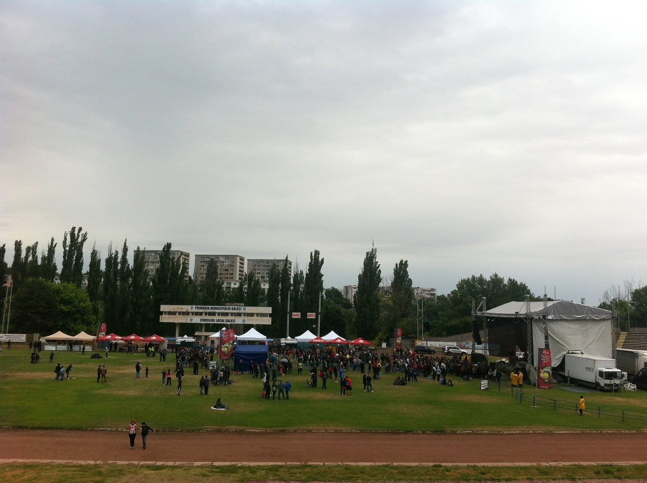 Festival "Rock la Dunăre" 2015 - ultima zi/ Nucleul dur al iubitorilor de rock a cântat în ploaie cu Cargo