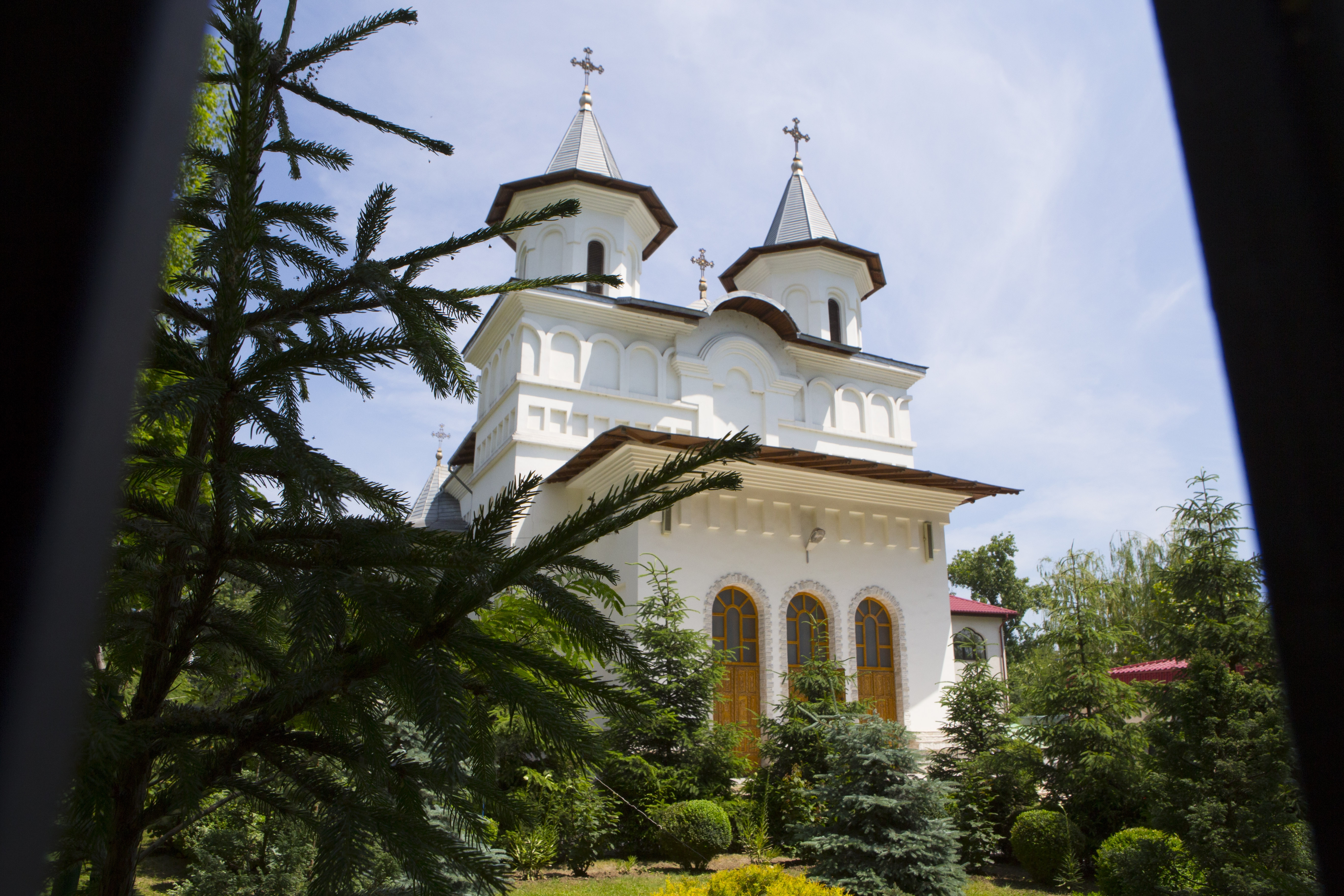 S-au pus bine cu DUMNEZEU! Iată câţi BANI au împărţit aleşii locali BISERICILOR