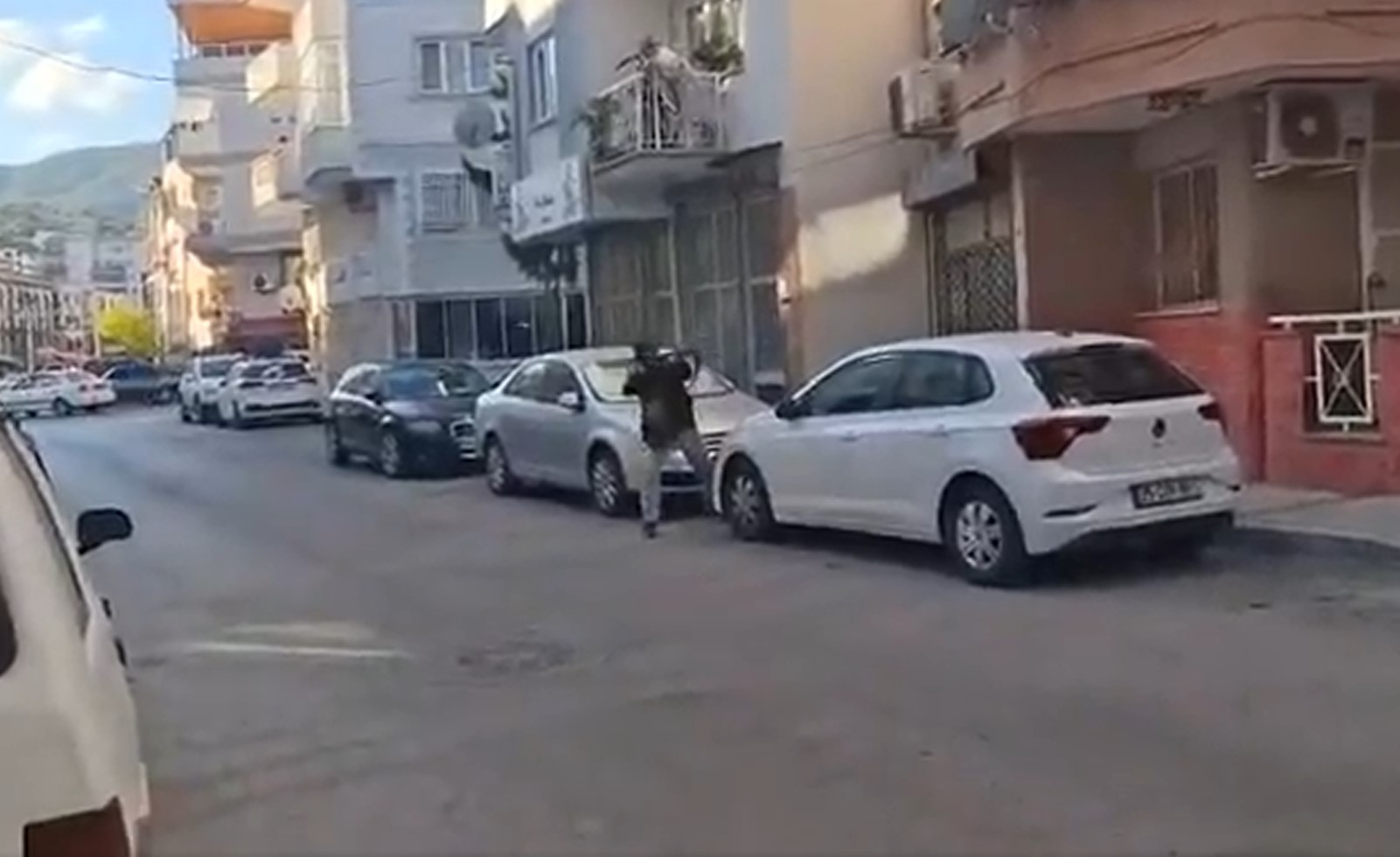 Secție de poliție, atacată de un adolescent de 16 ani