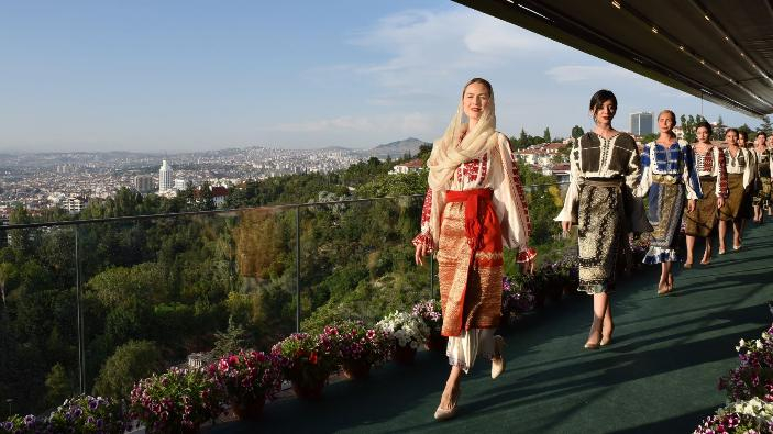 Sânzienele îmbracă Europa în ie