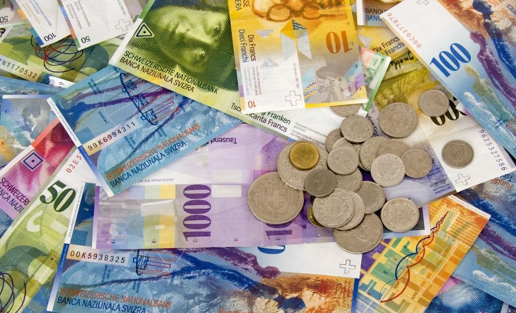 Francul elvețian a atins un nou maxim istoric, lira sterlină se apropie