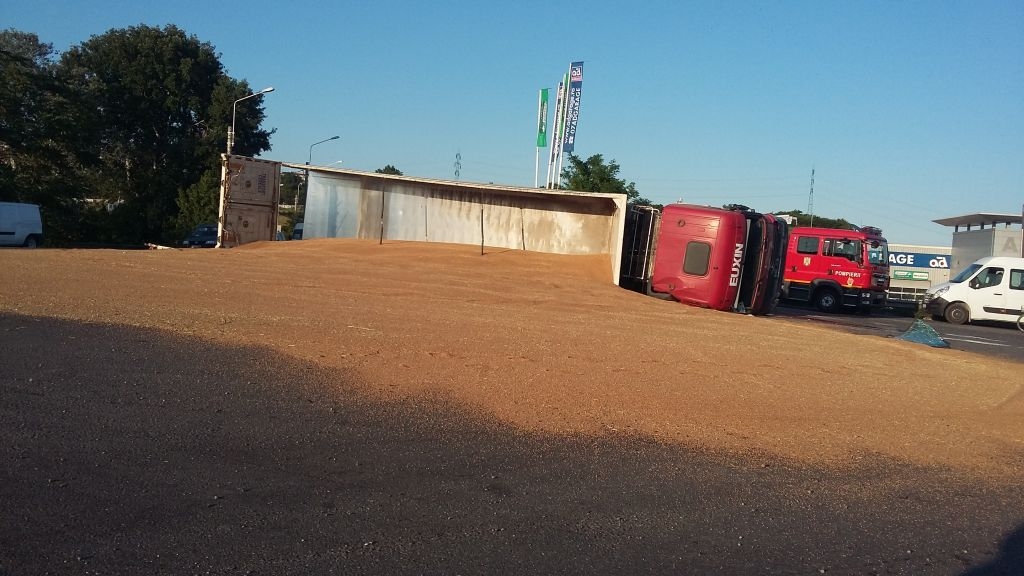 Un TIR plin cu cereale s-a RĂSTURNAT la ieşirea din Galați