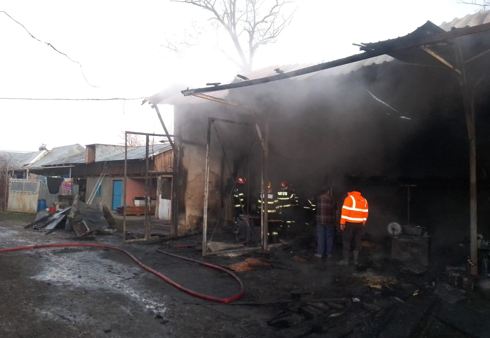 Incendiu violent la o hală din comuna Cudalbi