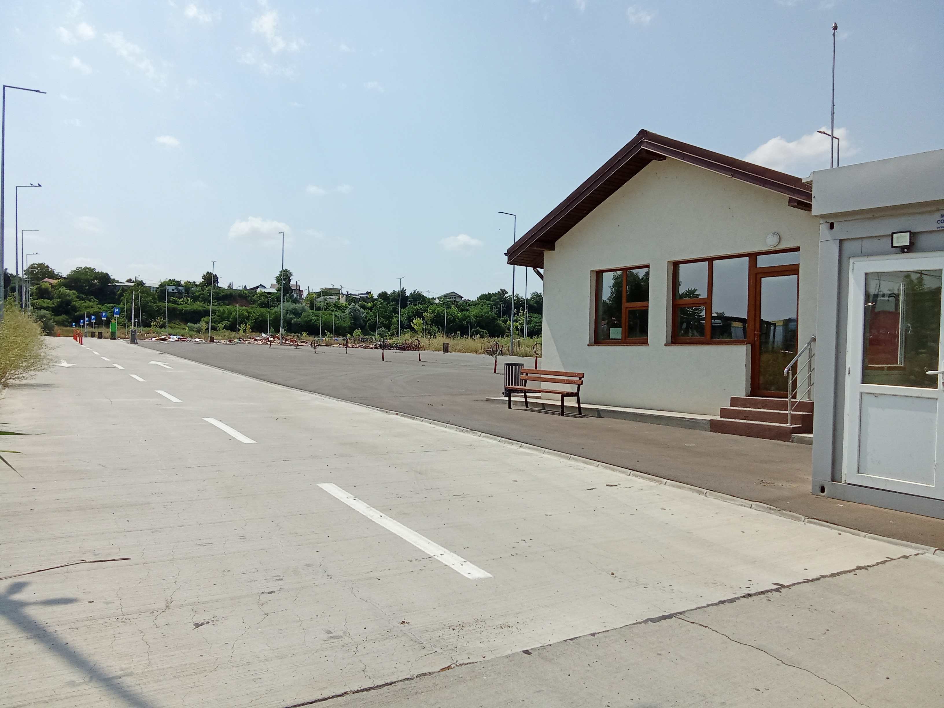 Cum a ajuns noul târg auto… depozit de vechituri (FOTO)